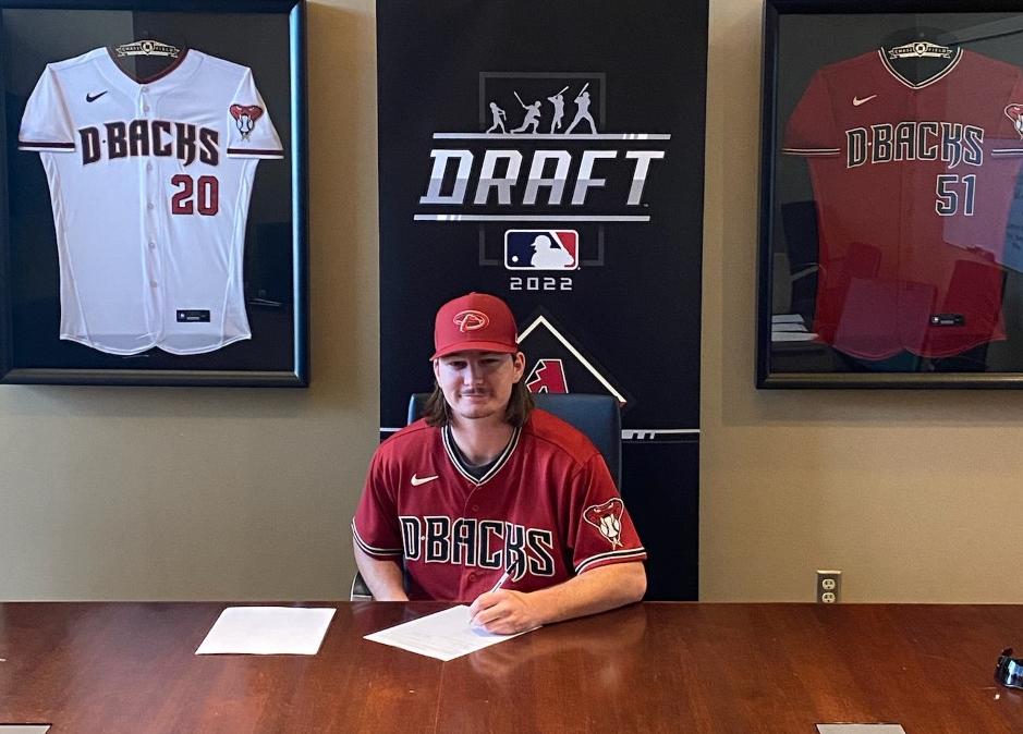 2019 Dallas College Eastfield grad Tyler Stone signs with the Diamondbacks